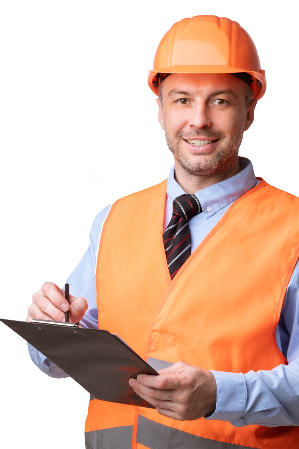 Ein Mann in einem hellblauen Hemd, einer gestreiften Krawatte, einer orangefarbenen Warnweste und einem Schutzhelm hält ein Klemmbrett und einen Stift in der Hand.